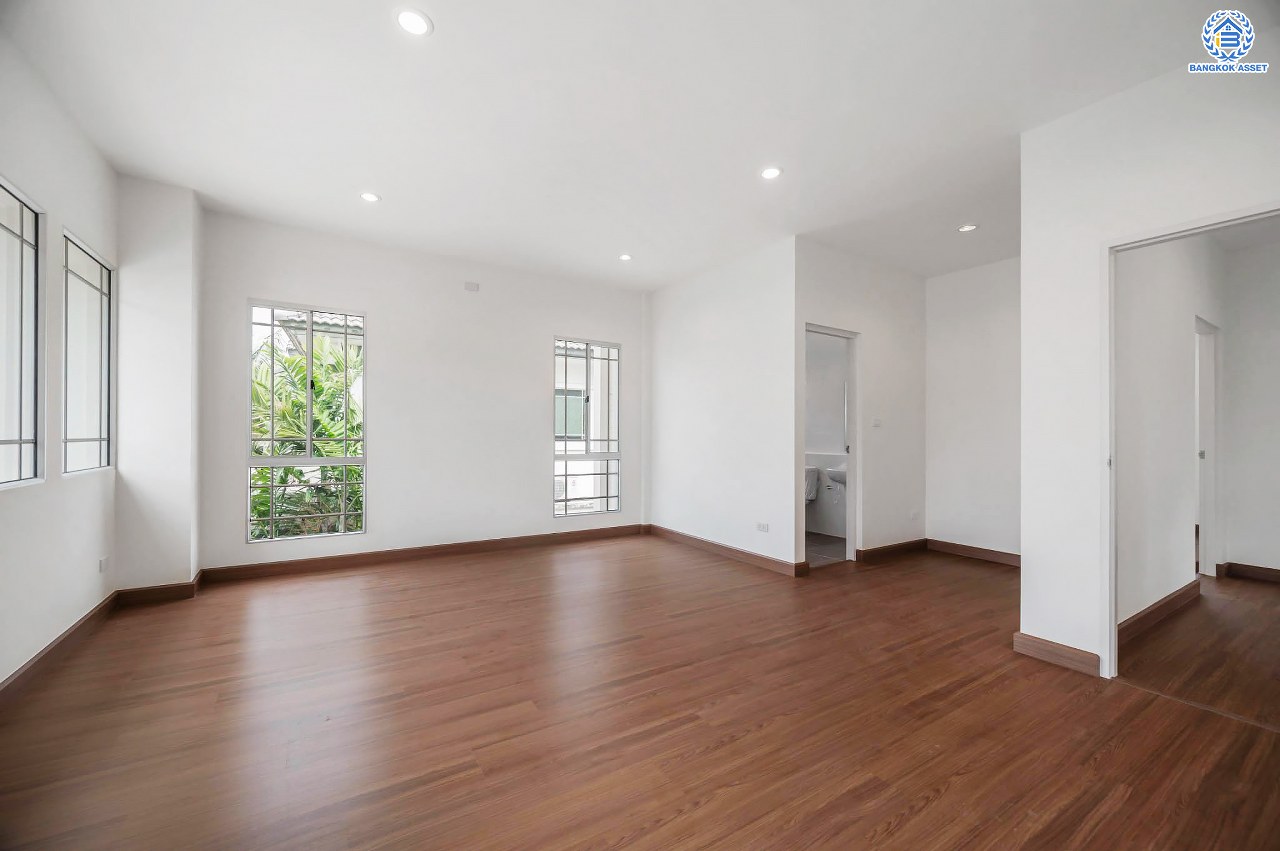 บ้านมือสองตกแต่งใหม่ แบรนด์สุดหรู L&H โครงการ มัณฑนา แจ้งวัฒนะ-ราชพฤกษ์ เนื้อที่ 57.9 ตร.ว. ฟังก์ชัน 3 ห้องนอน 3 ห้องน้ำ จอดรถได้ 2 คัน ทำเลเดินทางเข้า-ออกเมืองสะดวก เชื่อมต่อถนนชัยพฤกษ์แจ้งวัฒนะ ถนนราชพฤกษ์ ใกล้รถไฟฟ้าสายสีชมพู "สถานีปากเกร็ด" ใกล้ "โรบินสันไลฟ์สไตล์"